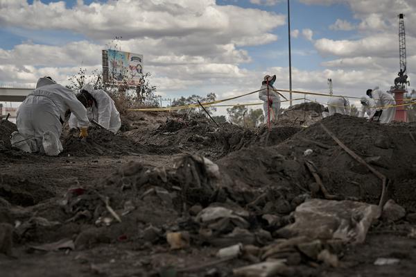 Trabajo forense en el gran canal de desagüe en Ecatepec, diciembre de 2021.4