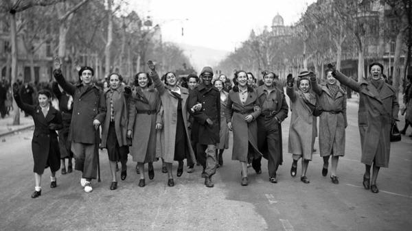 Mujeres barcelonesas celebran la ocupación de la ciudad por las tropas golpistas