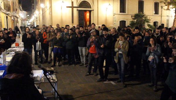 Lectura del manifest de la campanya València no està en venda a la plaça de Benimaclet