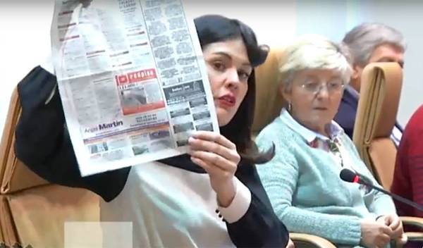 Virginia Carrera muestra la página de "contactos" del diario salmantino