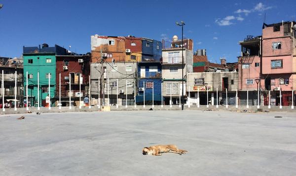 Un espacio abierto en la villa 31 de Buenos Aires / C.G.C