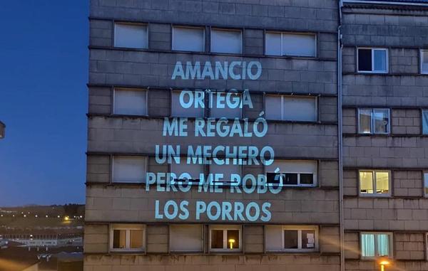 Proyección artística en Santiago de Compostela sobre la supuesta filantropía del dueño de Inditex y hombre más rico de España.