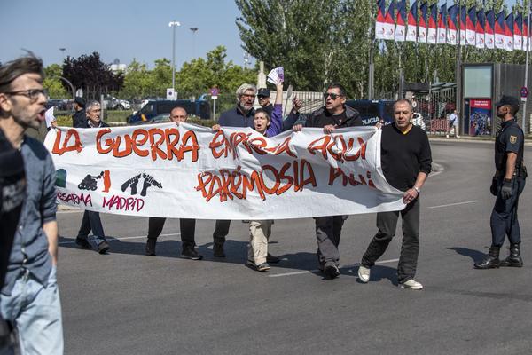 Protesta contra la celebración de la feria de armas de Madrid - 8
