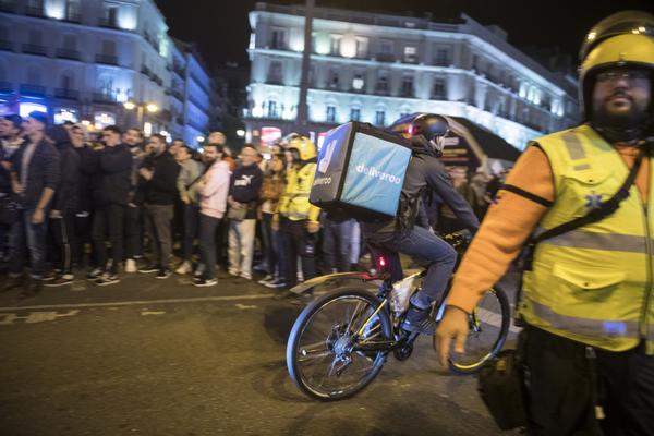 Concentración en la Puerta del Sol de Madrid en apoyo al pueblo catalán - 16