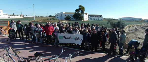 Foto de grupo durante el paseo por la huerta norte de Valencia en contra de la ampliación de la autovia V-21