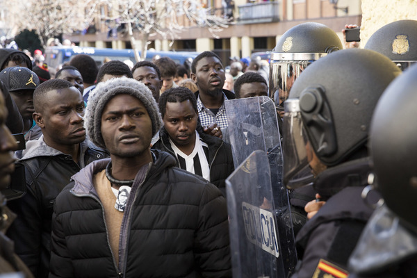 Mame Mbaye protestas cónsul 1
