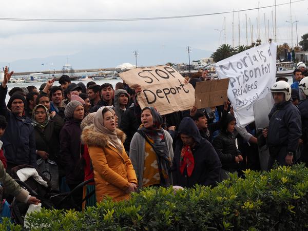 Mujeres marcha refugiados lesbos