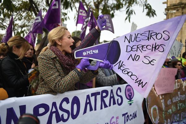 Concentracion feminista del Parlamento andaluz