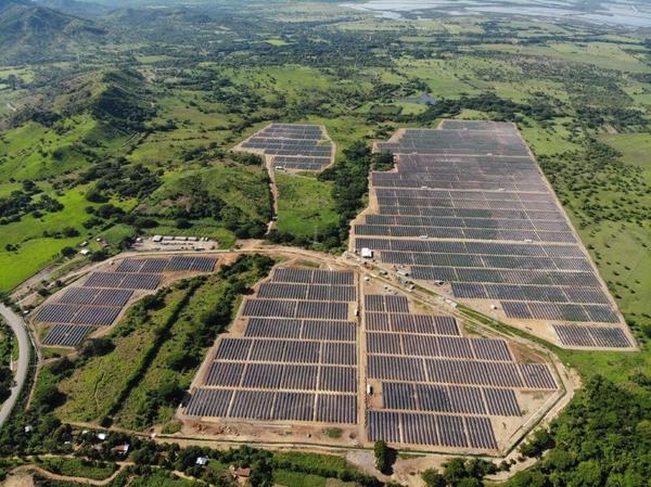 Imaxe aérea de parte do parque fotovoltaico Los Prados.