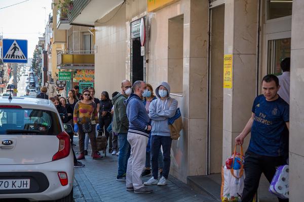 Coronavirus y mascaras en Usera Madrid 12