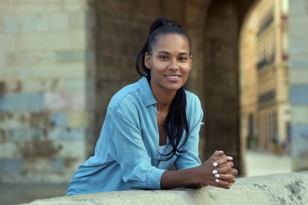 Esther Mamadou frente a las Torres de Serranos, en València