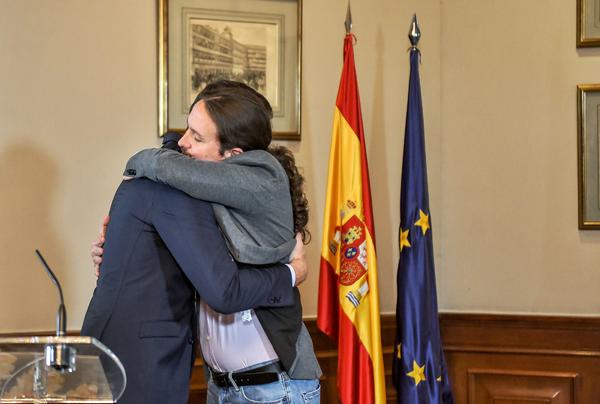 Abrazo entre Pablo Iglesias y pedro Sánchez tras la firma