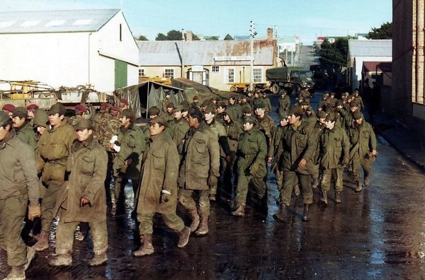 Prisioneros argentinos en Port Stanley, Malvinas.