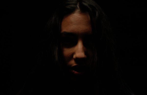 María José Llergo en su nuevo videoclip, ‘Me miras pero no me ves’