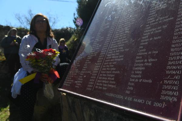 Placa en el cementerio del penal de Valdenoceda (Burgos) con los nombres de los represaliados allí