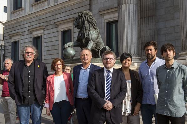 Fabian Salvioli, relator de la ONU, en las escaleras del Congreso de los Diputados