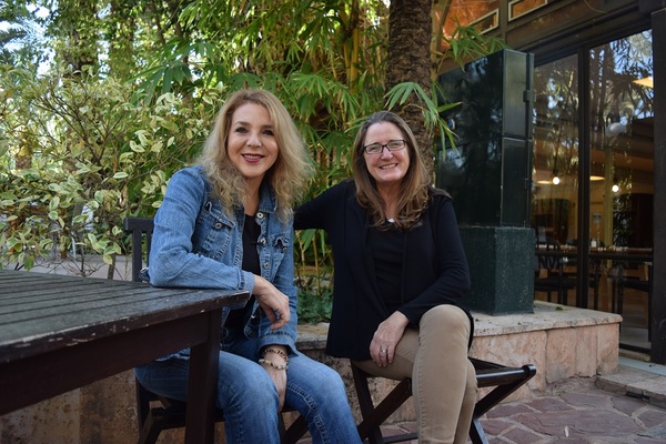 Guadalupe Lizárraga y Chelo Álvarez-Stehle en el hotel Huerto del Cura