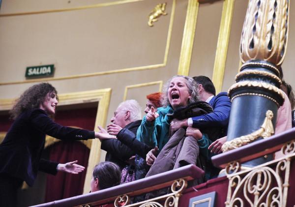 Activistas de la PAH desalojadas del Congreso