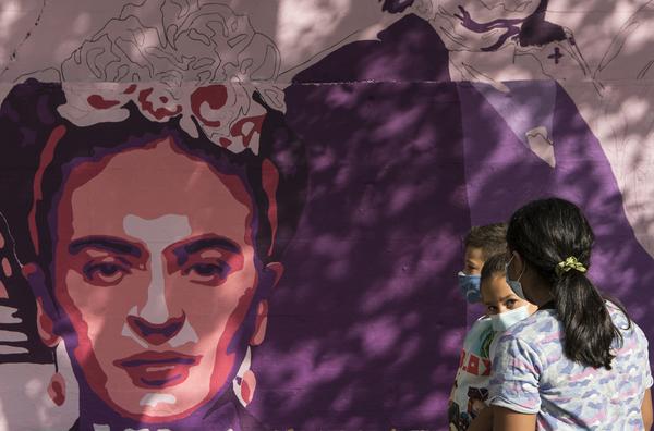 Reconstrucción del mural feminista de La Concepción en Ciudad Lineal, Madrid - 4