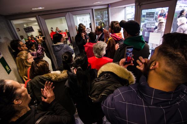 Acción de la PAH para paralizar el desahucio de Maria y Said