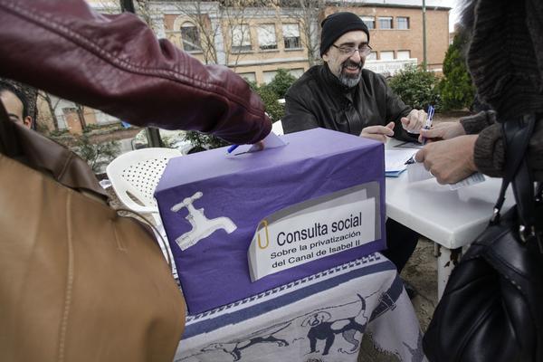 Marzo de 2012. Consulta popular en Madrid contra la privatizaciÃ³n del Canal de Isabel II.