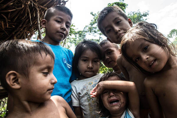 Algunos de los 105 niños y niñas viviendo en el campamento temporal
