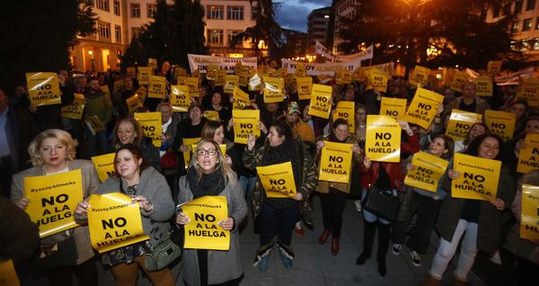 Manifestación contra la huelga de Alimerka. PABLO LORENZANA