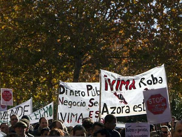 Manifestación venta vivienda pública a Azora