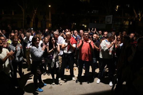 Los simpatizantes del referendum en la Escola Antoni Brusi.