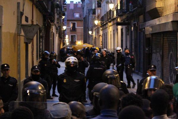 Concentración tras la muerte de un mantero en Lavapiés