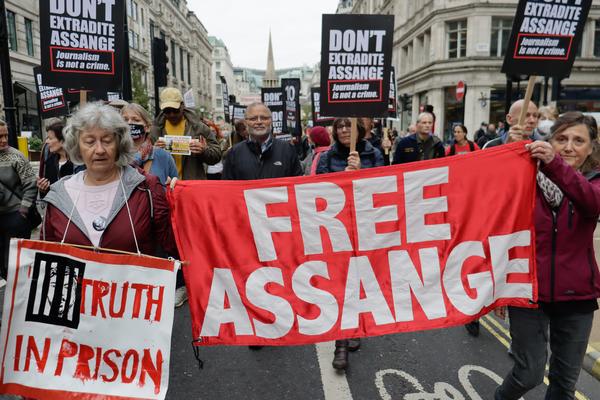 Mani unterstützt Julian Assange