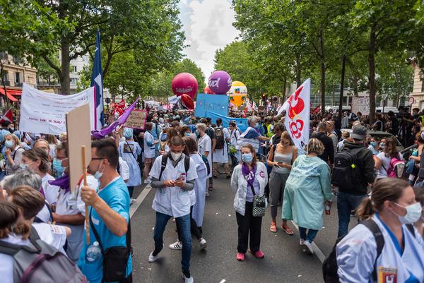 La policía francesa convierte una manifestación en defensa de la sanidad en una batalla campal - 8