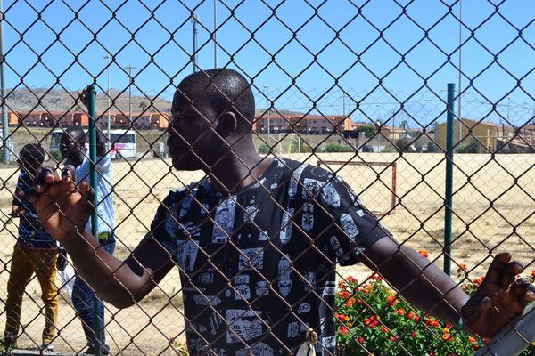 Joven africano interno en el CARA de Mineo, Sicilia