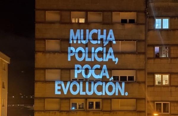 Proxección de Escola Unitaria tras a visita da policía