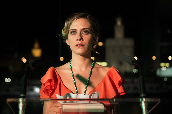María León con la Torre del Oro al fondo.