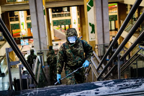 Efectivos de la UME desinfectando la estación de tren de Bilbao la semana pasada. CHRISTIAN GARCÍA