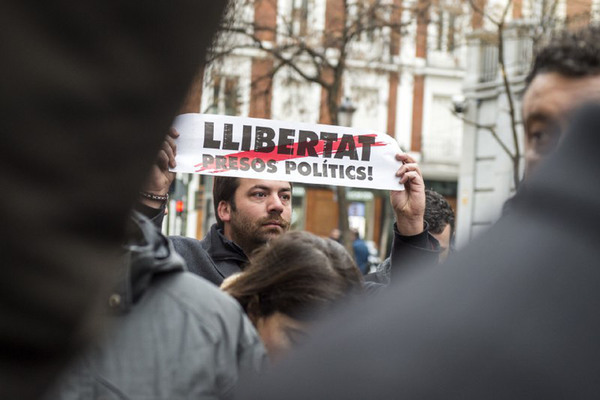 manifestante cartel Junqueras