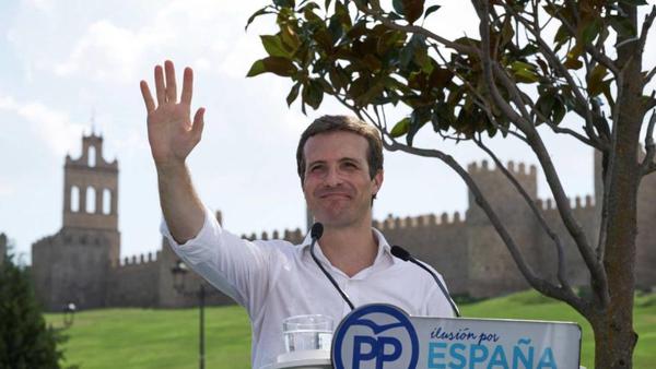 Pablo Casado, brazo en alto, ante las murallas de Ávila