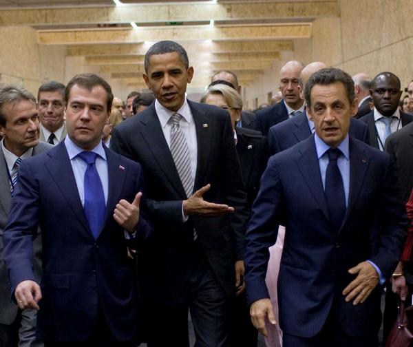 Dmitri Medvedev, Barack Obama y Nicolás Sarkozi en la cumbre de la OTAN en 2010 en Lisboa. “Ahora miramos con optimismo al futuro”, dijo el entonces el presidente ruso, invitado especial a la cumbre.