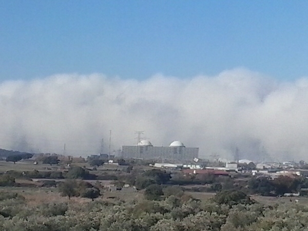 Central de Almaraz soltando vapor