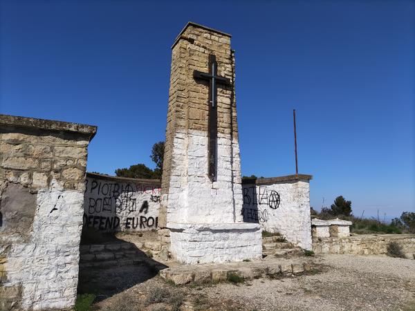 Monolito de San Simón en abril de 2021