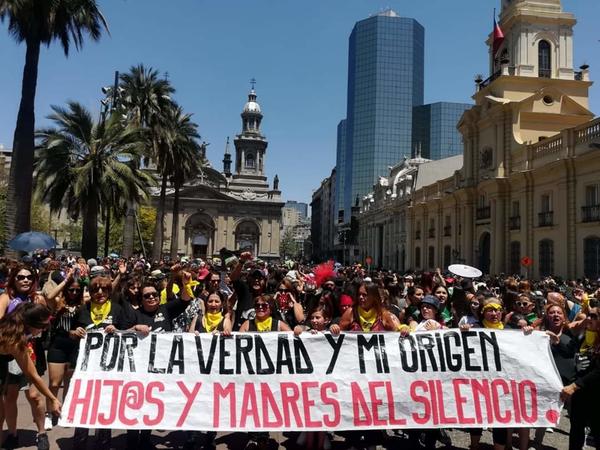 Demonstration in Santiago de Chile für die Identität und Wahrheit der Tausenden von Babys, die dem Pinochetismus gestohlen wurden.