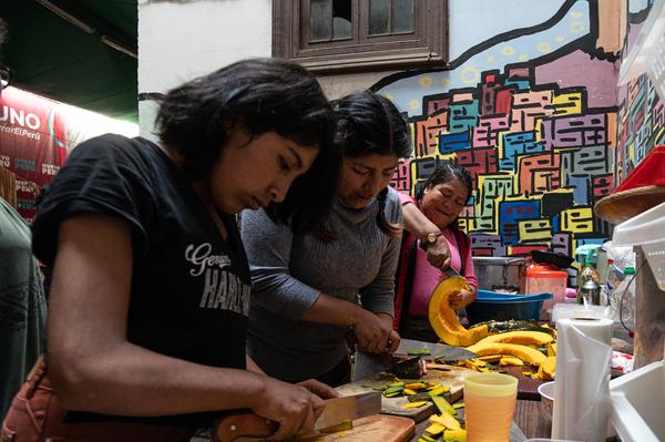 Dos mujeres preparan la comida en un alto de las movilizaciones durante las marchas contra el Gobierno de Dina Boluarte.