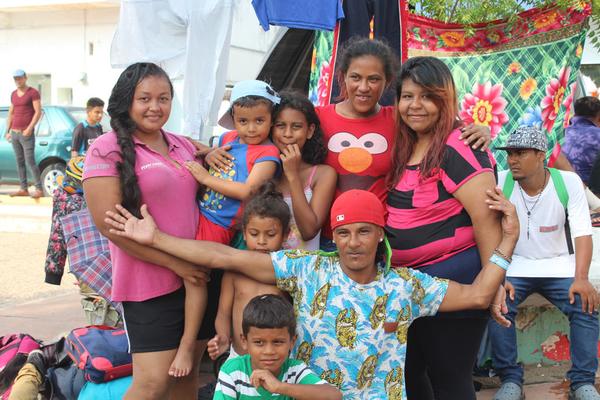 Familia hondureña en tránsito con la #CaravanaMigrante en Chiapas.