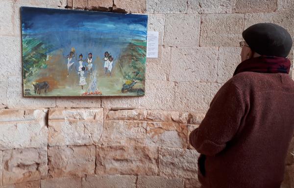 Pedro Corrons contempla uno de sus cuadros
