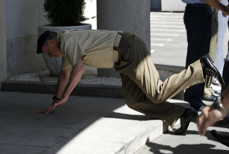 https://www.elsaltodiario.com/uploads/fotos/r800/25f4549c/El-rey-Juan-Carlos-sufre-aparatosa-cai%CC%81da.jpg?v=63787511536