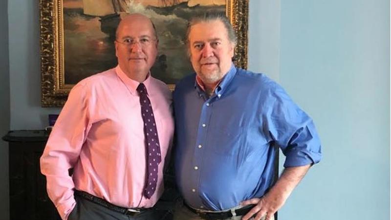 https://www.elsaltodiario.com/uploads/fotos/r800/3fe61b00/rafael%20%20bardaji%20y%20steve%20bannon.jpg?v=63755051060