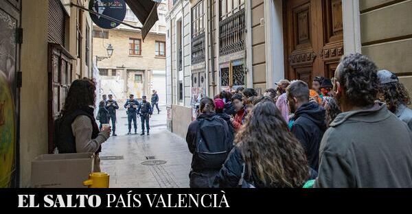 Activistas valencianos por el derecho a la vivienda enfrentan penas de cárcel y miles de euros en sanciones