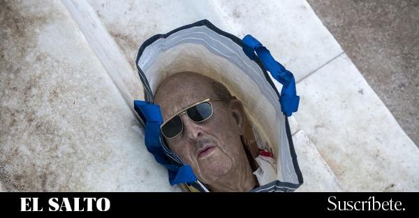 Ensartan la cabeza de Franco en la estatua del Legionario en Madrid para denunciar el colonialismo