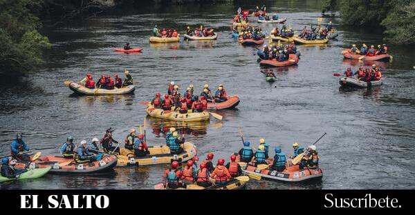 Cientos de personas descienden el río Ulla en una protesta histórica contra la celulosa Altri y la mina Touro